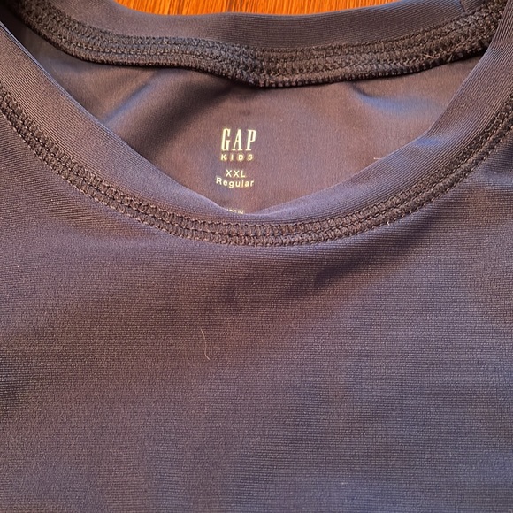 Gap kids rash guard with UV protection - Picture 3 of 4
